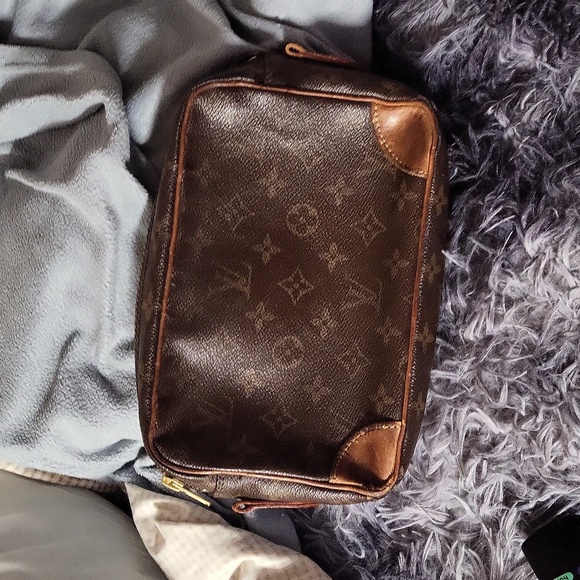 Lv clutch authentic - Picture 2 of 4